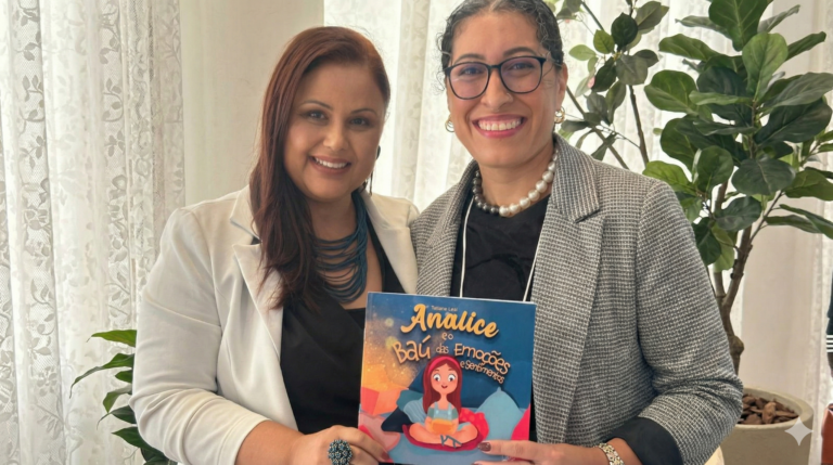 Lançamento do livro infantil Analice e o Baú das Emoções emociona público em Congresso de Psicologia