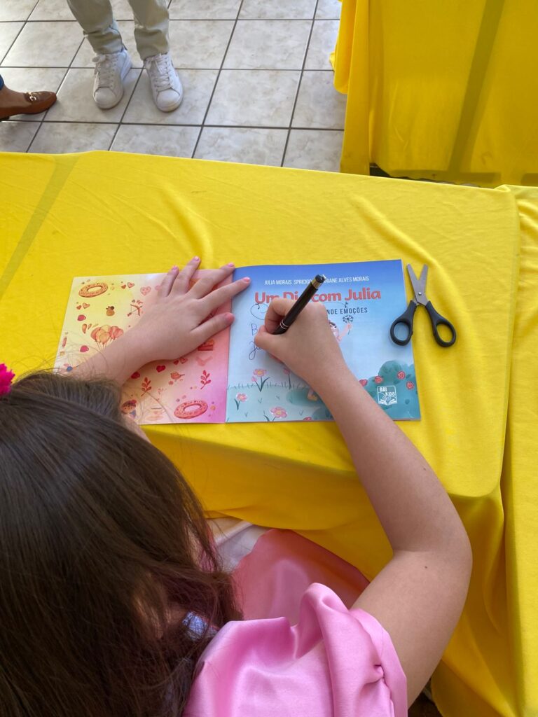 Autora mirim de 8 anos emociona Xanxerê com lançamento de livro infantil sobre emoções